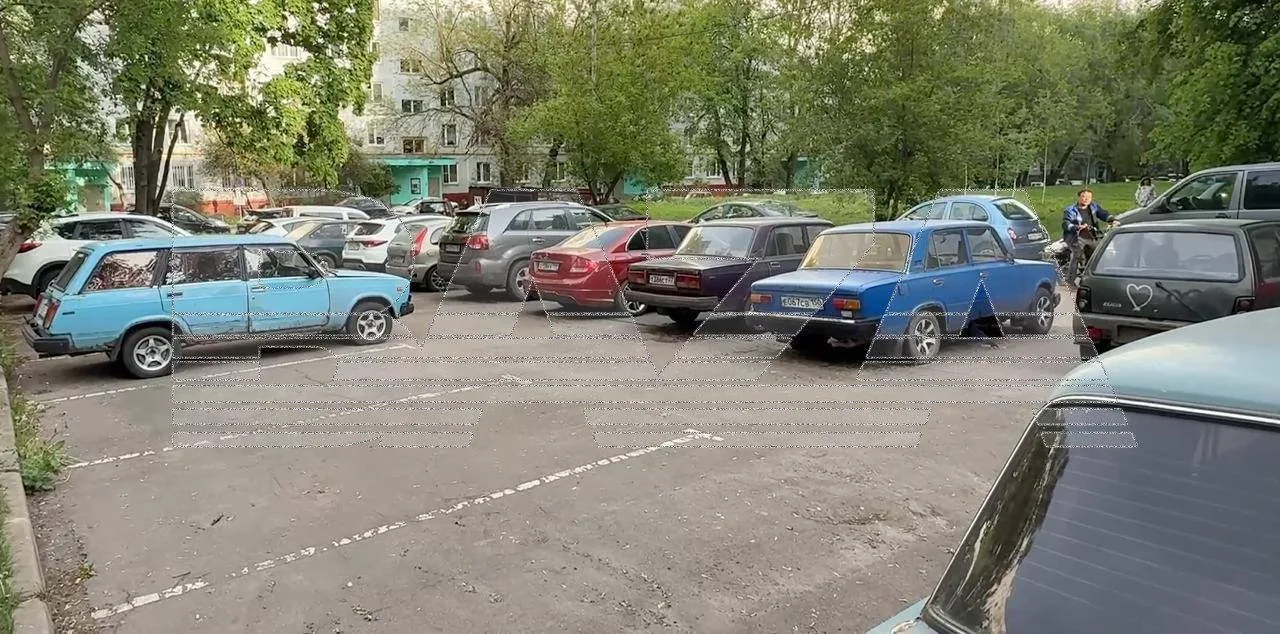 «Соседская ОПГ» 10 лет держит захваченной парковку во дворе дома в Чертаново. Сделали всё хитро: днё