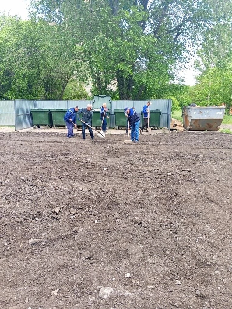 Дорожноя бригада предприятия МУП "КОМСЕРВИС" выполнили работы по обустройству заездов к...