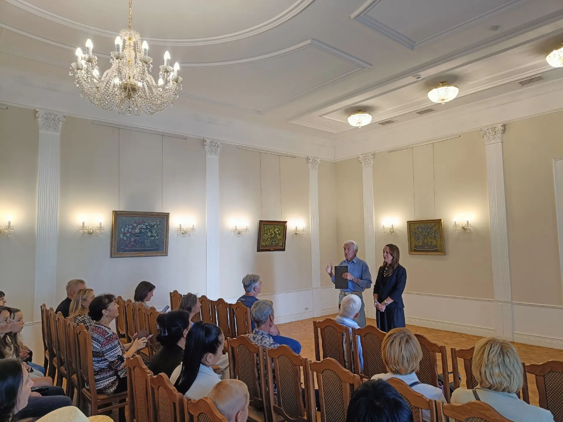 🎨 Праздник цвета и света: в Губернаторском доме открылась выставка Юлии Кузнецовой «По...