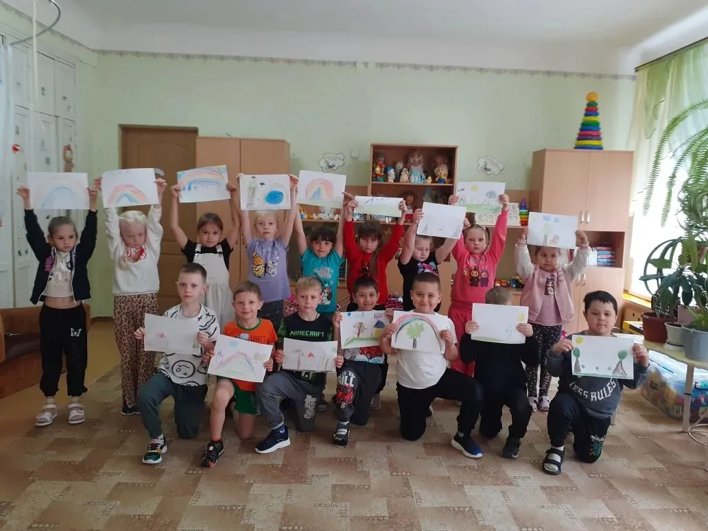 💫 В Международный  день защиты детей  в подготовительной группе 1
 провели с детьми конкурс рисунко