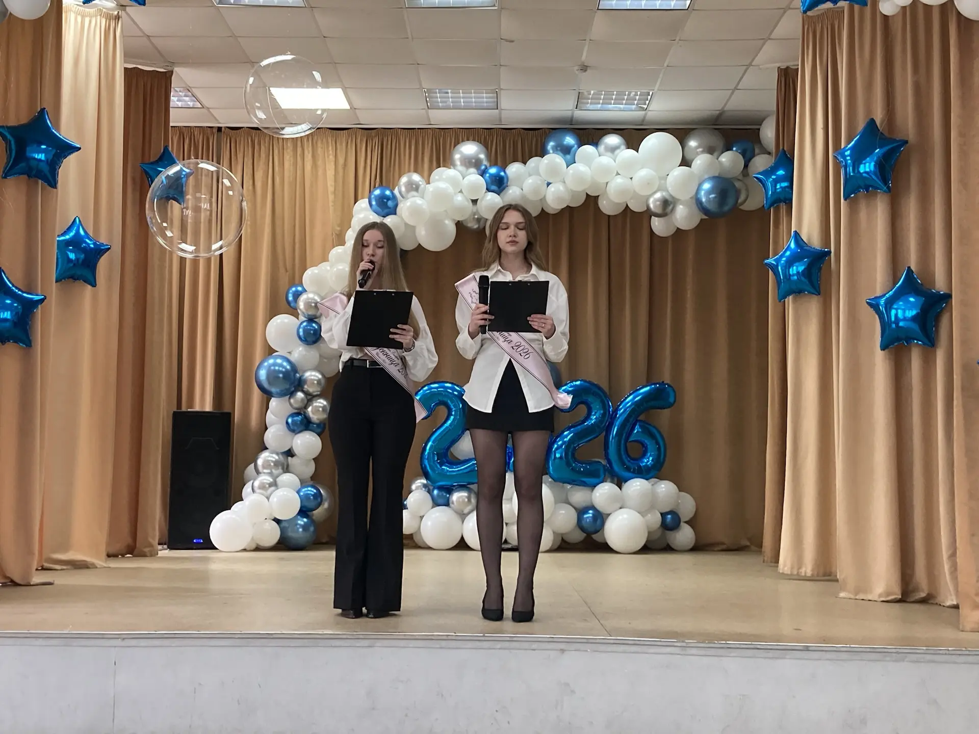 Последний звонок сегодня прозвенел для наших одиннадцатиклассников и девятиклассников. Праздники пол