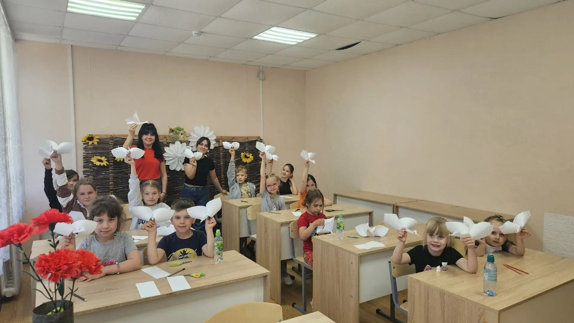 🕊️ 19 июня в Ретюнском КДЦ прошёл мастер-класс по изготовлению белых журавлей из бумаги.

🤍 Белый 