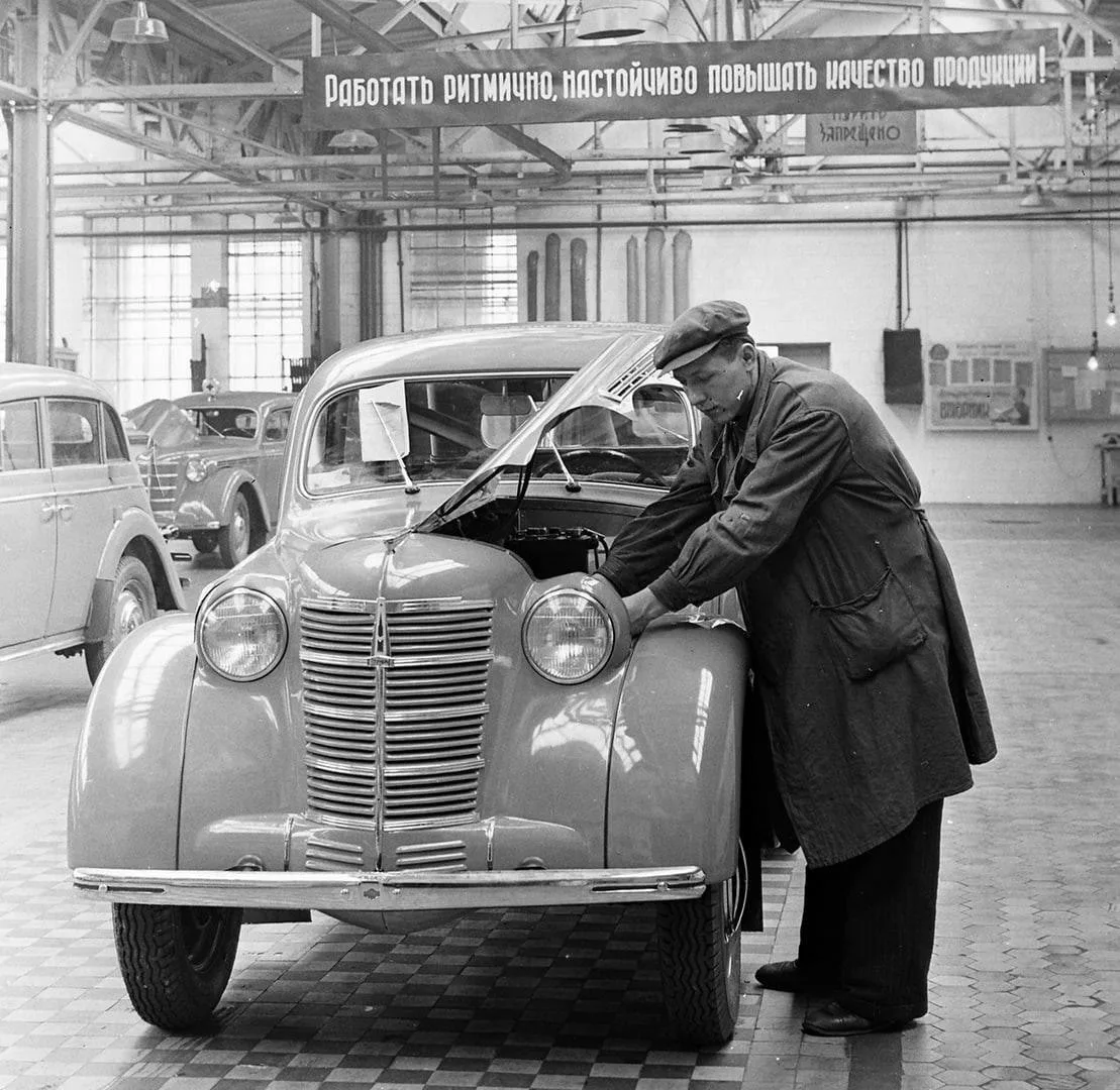 «Работать ритмично, настойчиво повышать качество продукции!», 1953 год.

В 1947 году начался серийны