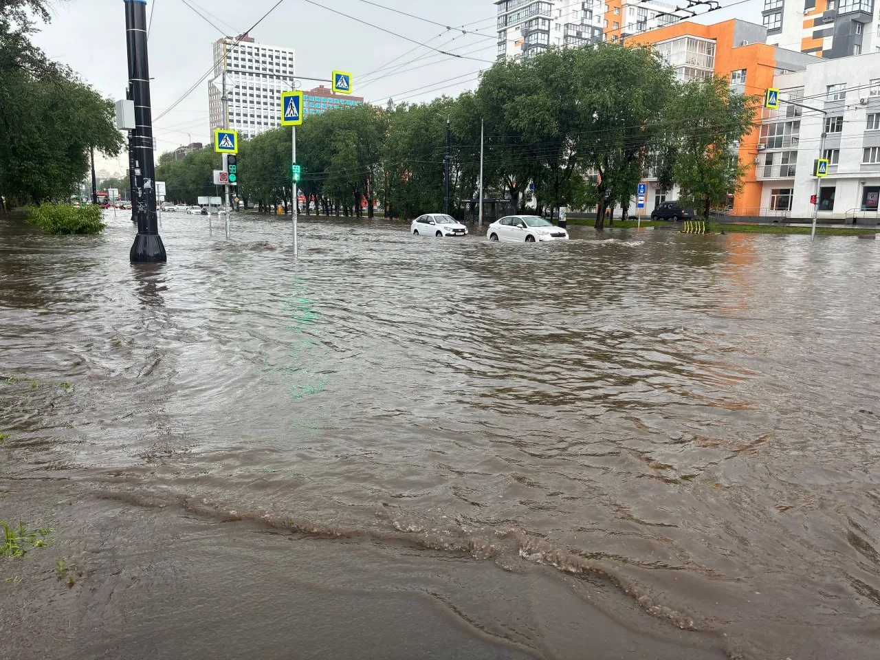 Челябинск уходит под воду.

На город обрушилась мощная стихия: гроза, сильный ливень, град и мощные 