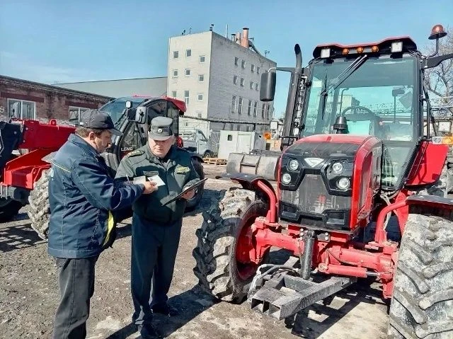 Инспектор гостехнадзора Валуйского района провёл технический осмотр самоходных машин в ...