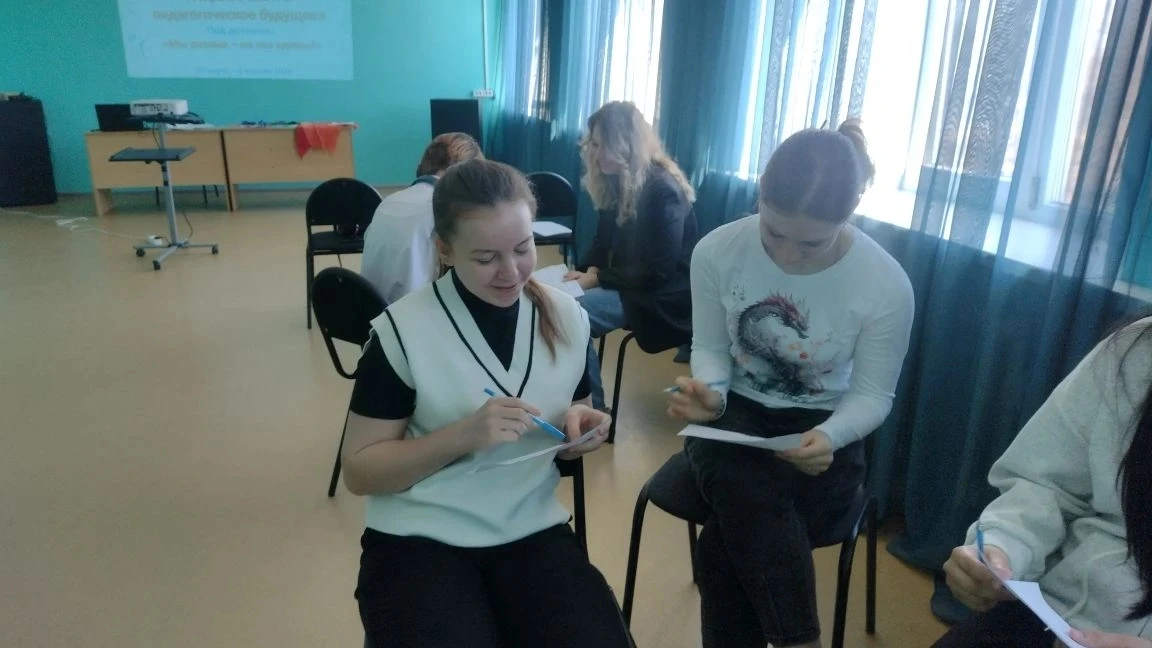 В первый день весенних каникул ученицы 9в приняли участие в открытии детско-взрослых сборов, которые