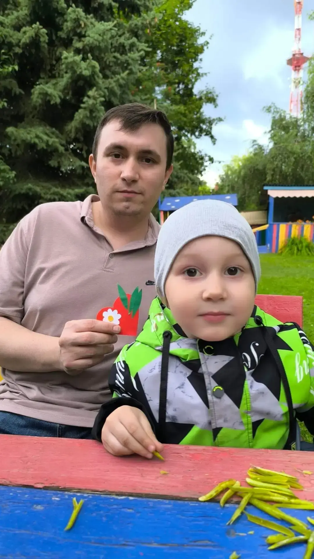 «Лучики» готовились к Дню семьи, любви и верности: рассказывали о близких, рисовали ромашки. А сегод