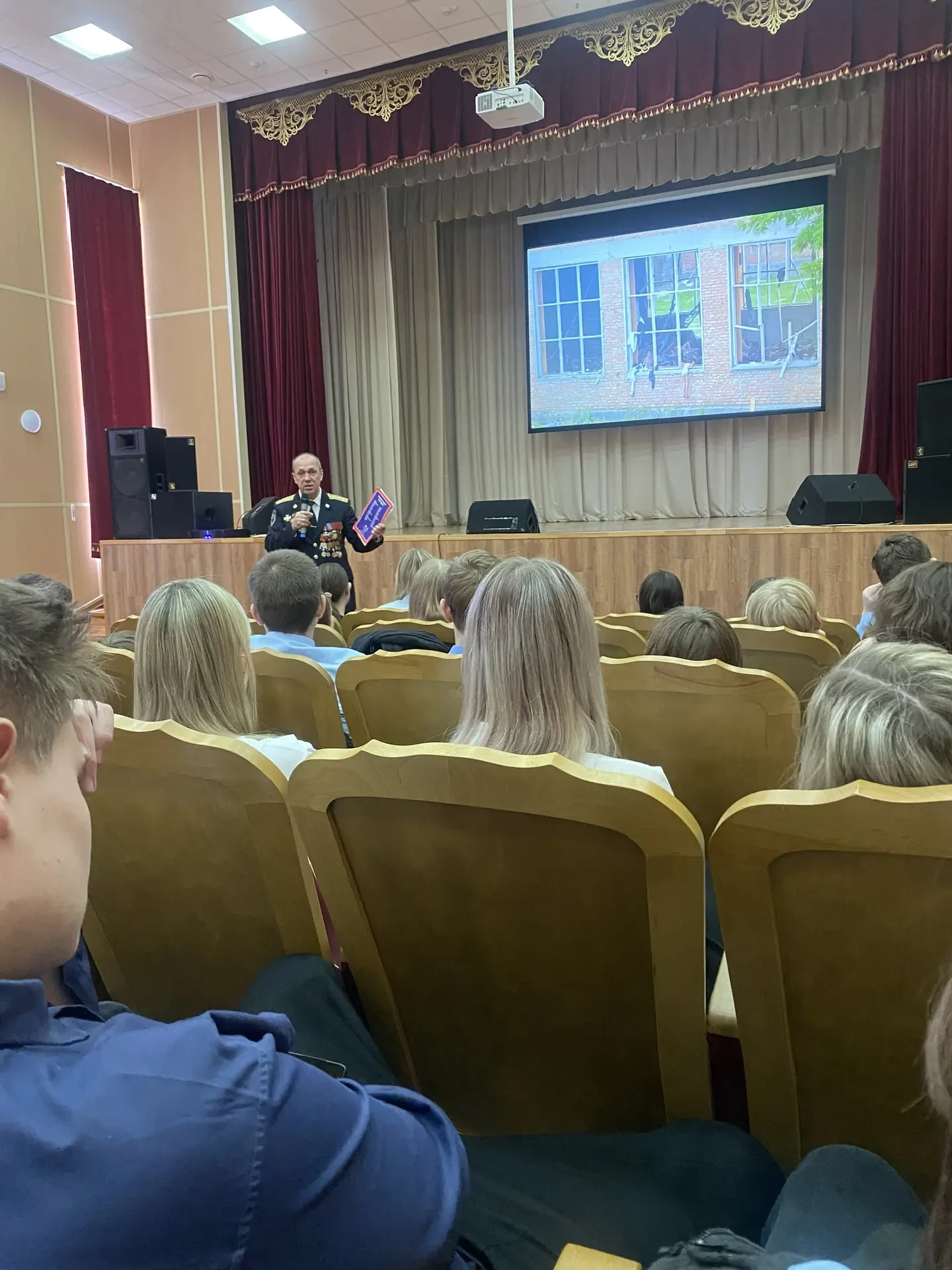 Встреча лицеистов с героем: уроки мужества и стойкости  Восьмиклассники Шестого встретились с челове