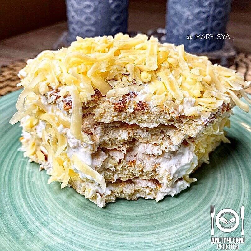 Сытный торт из овсяноблина с курицей и сыром