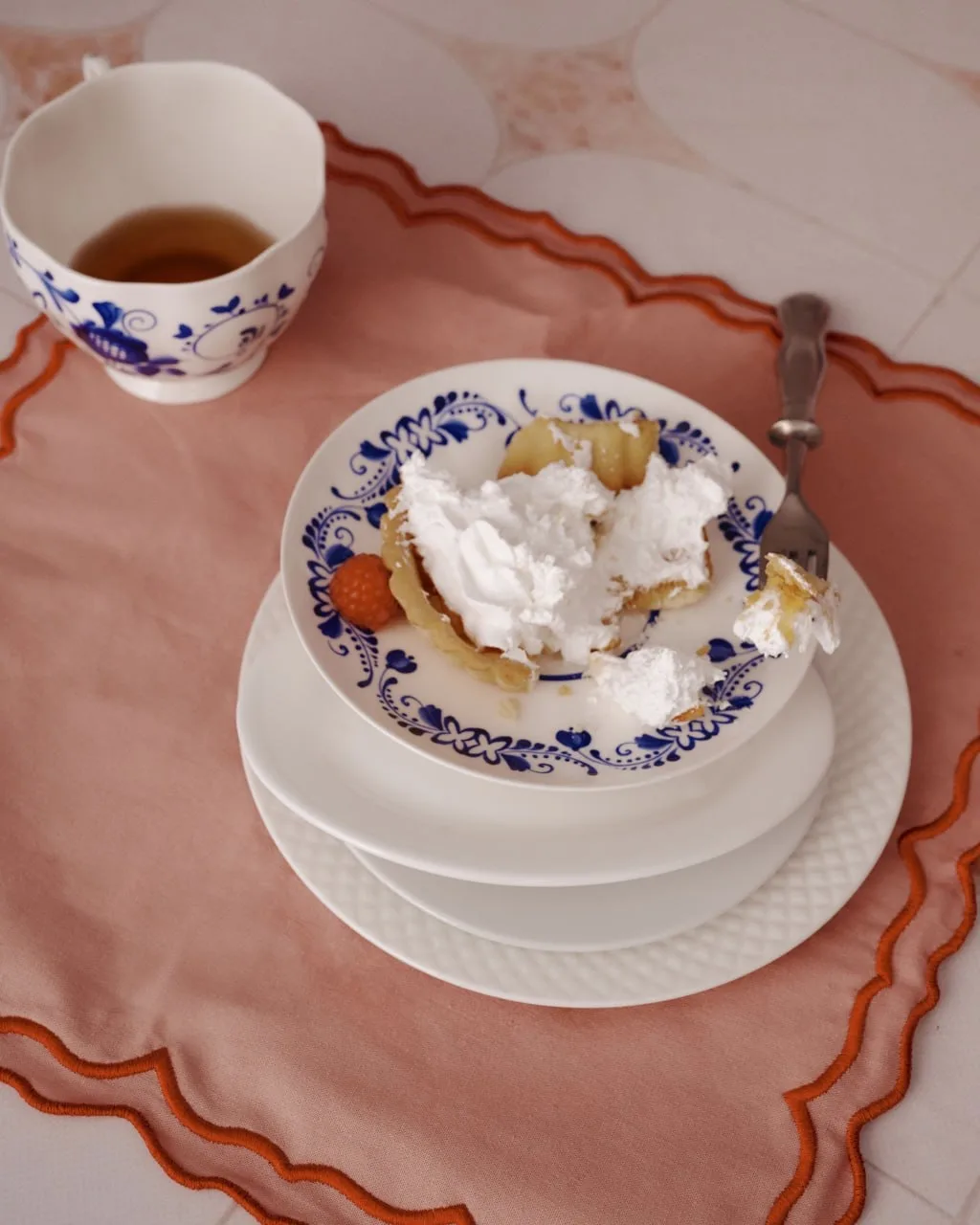 Когда на столе такая красота, даже утро понедельника кажется праздничным☕️🍰

В этой чайной паре с т