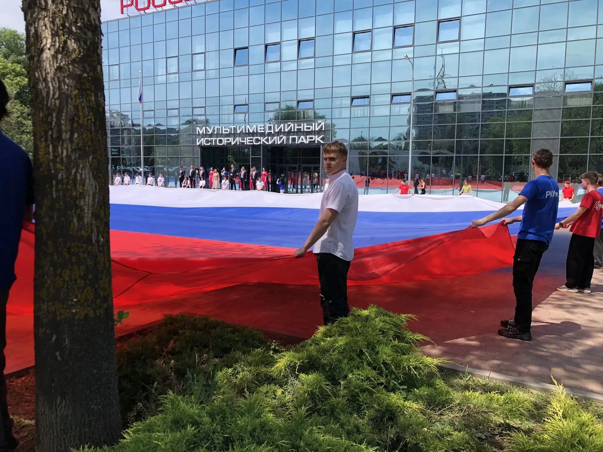 Наши школьники — участники всероссийской акции ко Дню России! 🇷🇺
Ученики СОШ № 1 приняли участие в