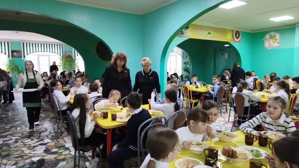 🍽️ Контрольный обед: депутаты оценили качество школьного питания  В нашей школьной столовой прошла н