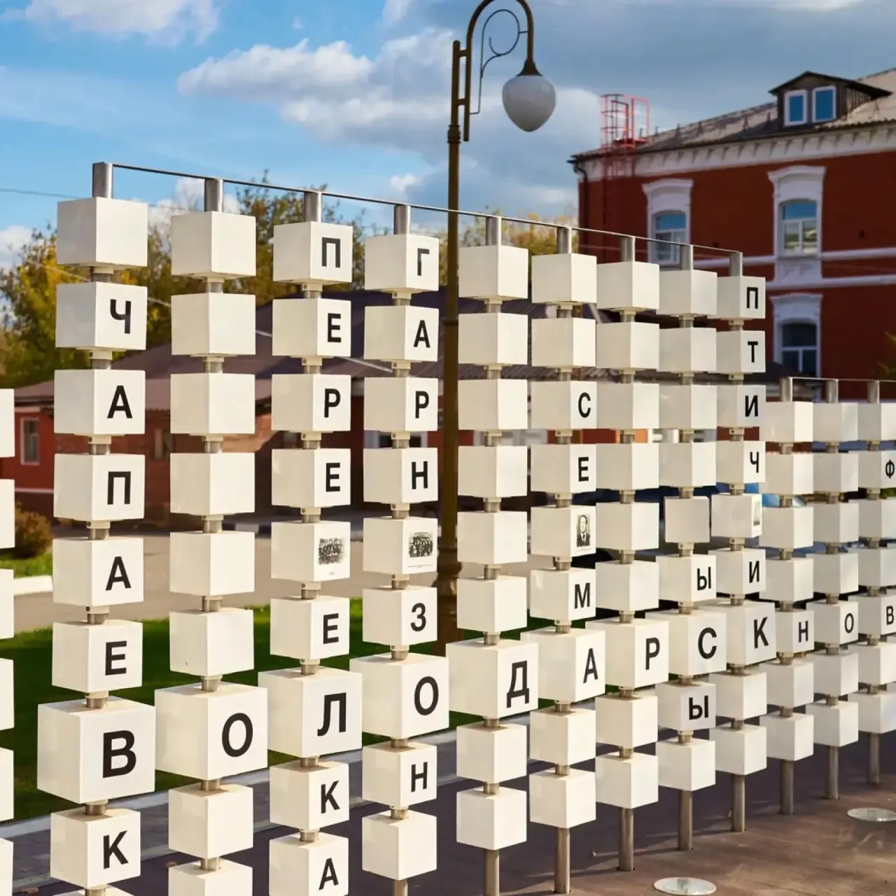 Дорогие жители Володарска!

От всей души поздравляю вас с замечательным юбилеем — 70-летием со дня п