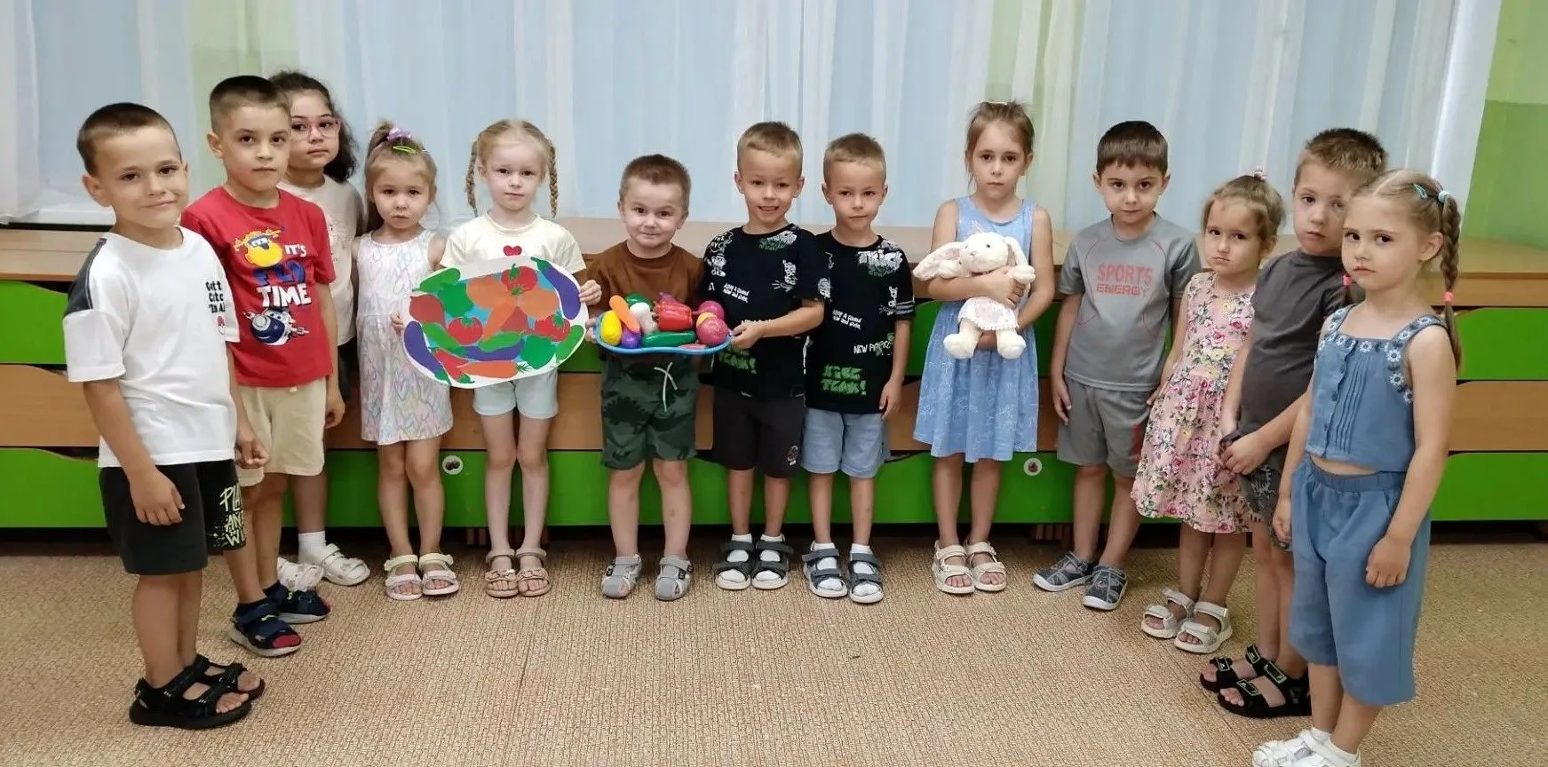 Аппликация на тему : "Овощи на блюде" в  средней группе №5