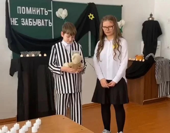 "Помнить - не забывать..." мероприятие в День памяти жертв Холокоста провели обучающиеся 7д класса. 