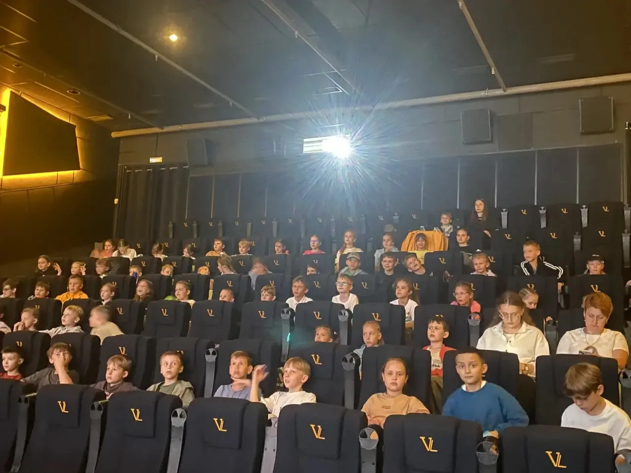 🎬🍜 Кино, творчество и единство: ещё один яркий день в нашем лагере!

Сегодня у нас прошёл необычны