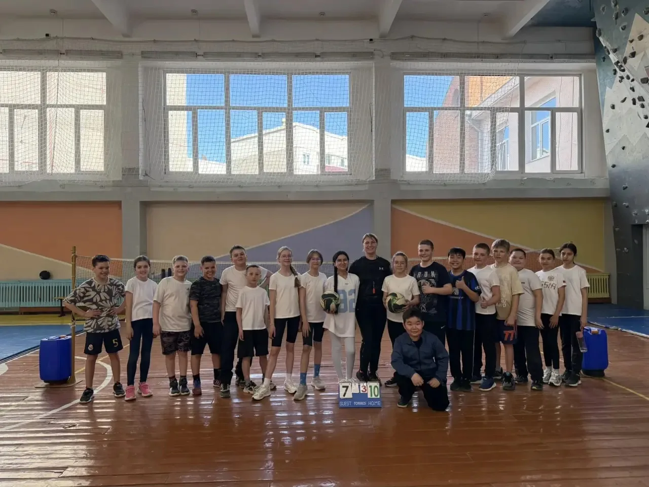 Заголовок: Космический турнир по пионерболу: полет прошел отлично! 🚀🏐  8 апреля в нашей школе кипели