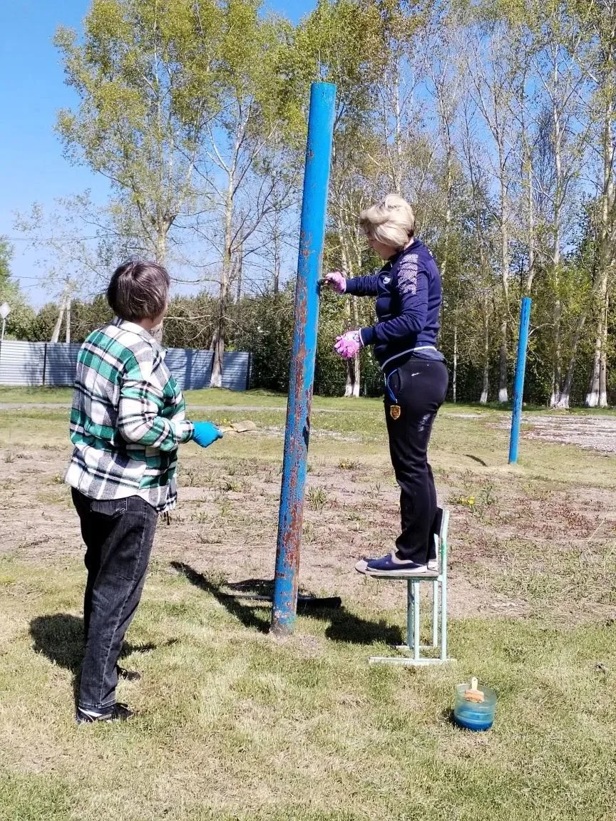 В ясный день началась подготовка к летнему оздоровительному сезону. Сотрудники ДЮСШ акт...