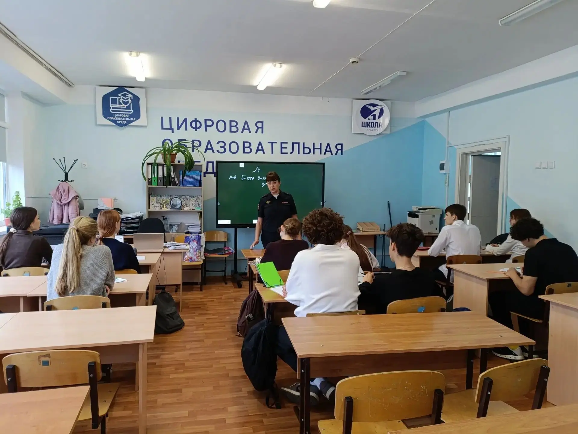 ✅ Старшеклассники + сотрудник ГАИ = важный разговор о ПДД.