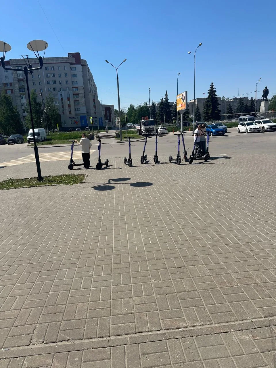 Завезли в город. Пешеходы смотрите по сторонам!