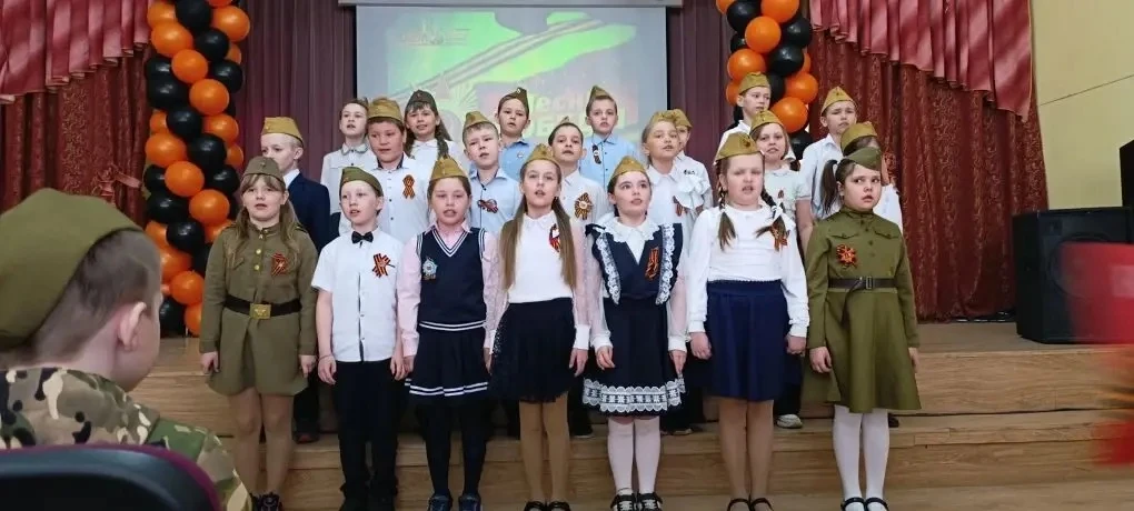 В нашей школе состоялся традиционный фестиваль «Песни Победы», объединивший учащихся начальной школы