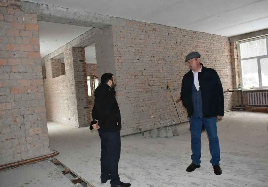 Ремонт школы №4 идет по плану- заверяет глава Назаровского округа  Александр Гейнрих провел очередно