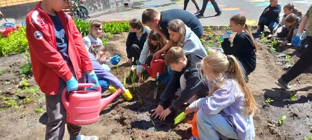 Уже доброй традицией в МБОУ  "СОШ 15"стала  акция «Украсим Землю цветами» 🌍🌺, результатом которой ст