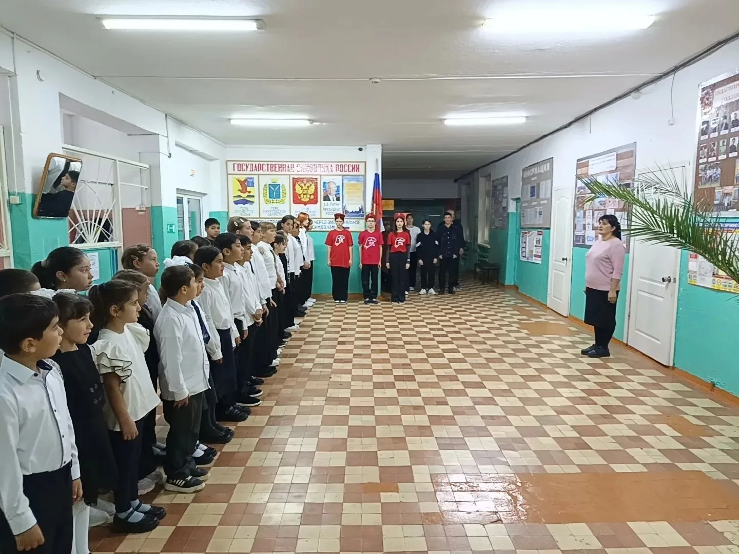 В МОУ "СОШ с. Балаши" учебная неделя традиционно началась с выноса флага, исполнения ги...
