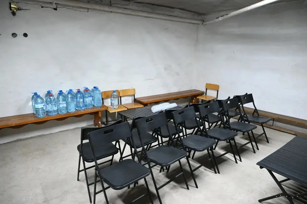 В течение недели объезжал школы в территориях