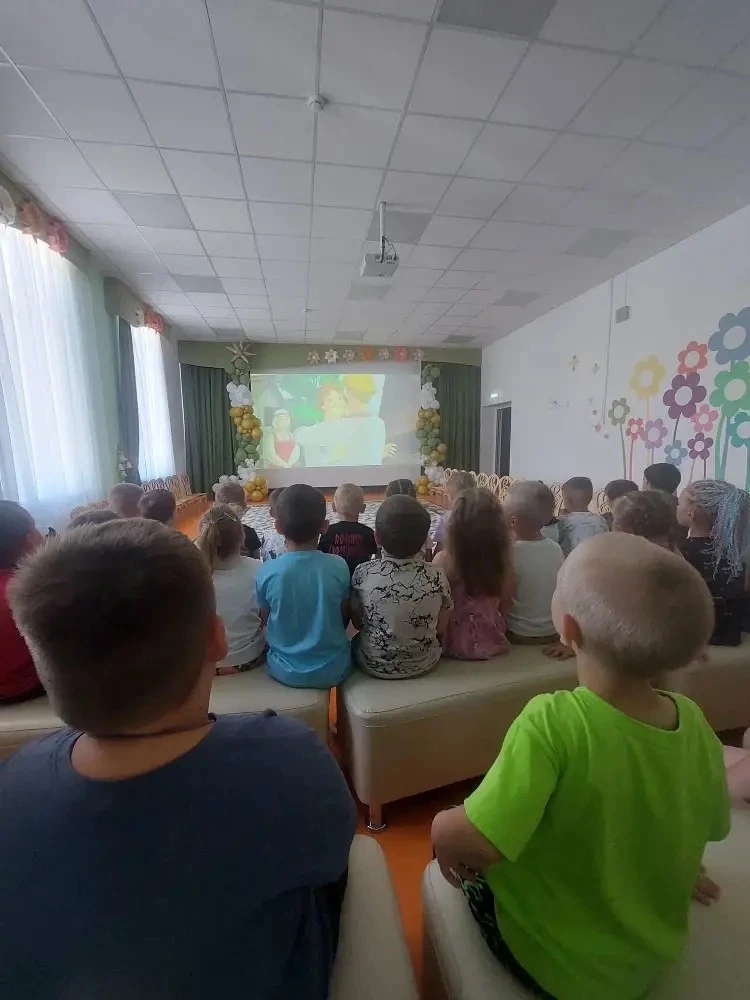 Сегодня в нашем саду прошел тематический кинопоказ в честь Дня семьи, любви и верности! 🎥 
Дети с б