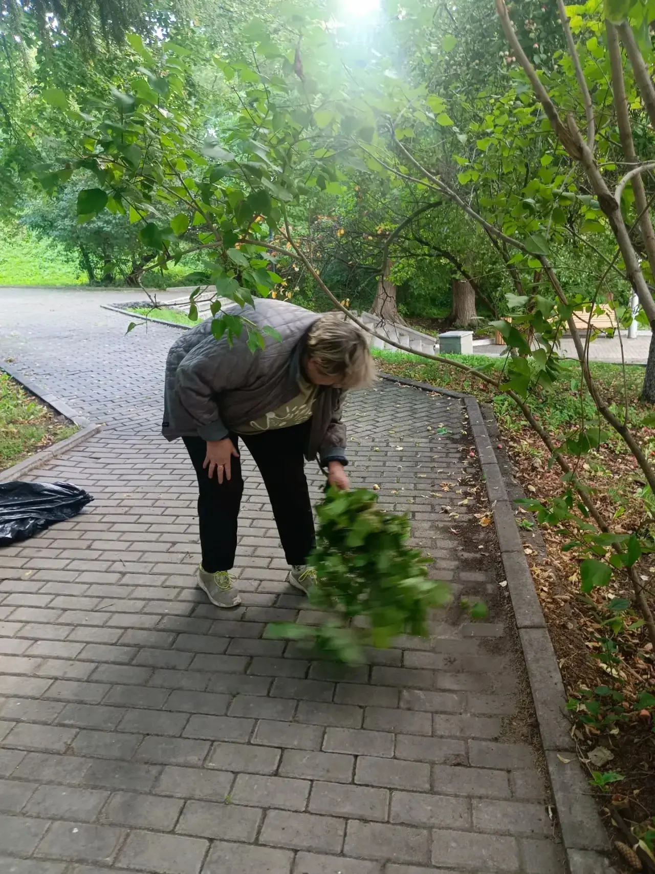 🧹По поручению главы города Александра Болдакина, во Владимирском саду прошла санитарна...
