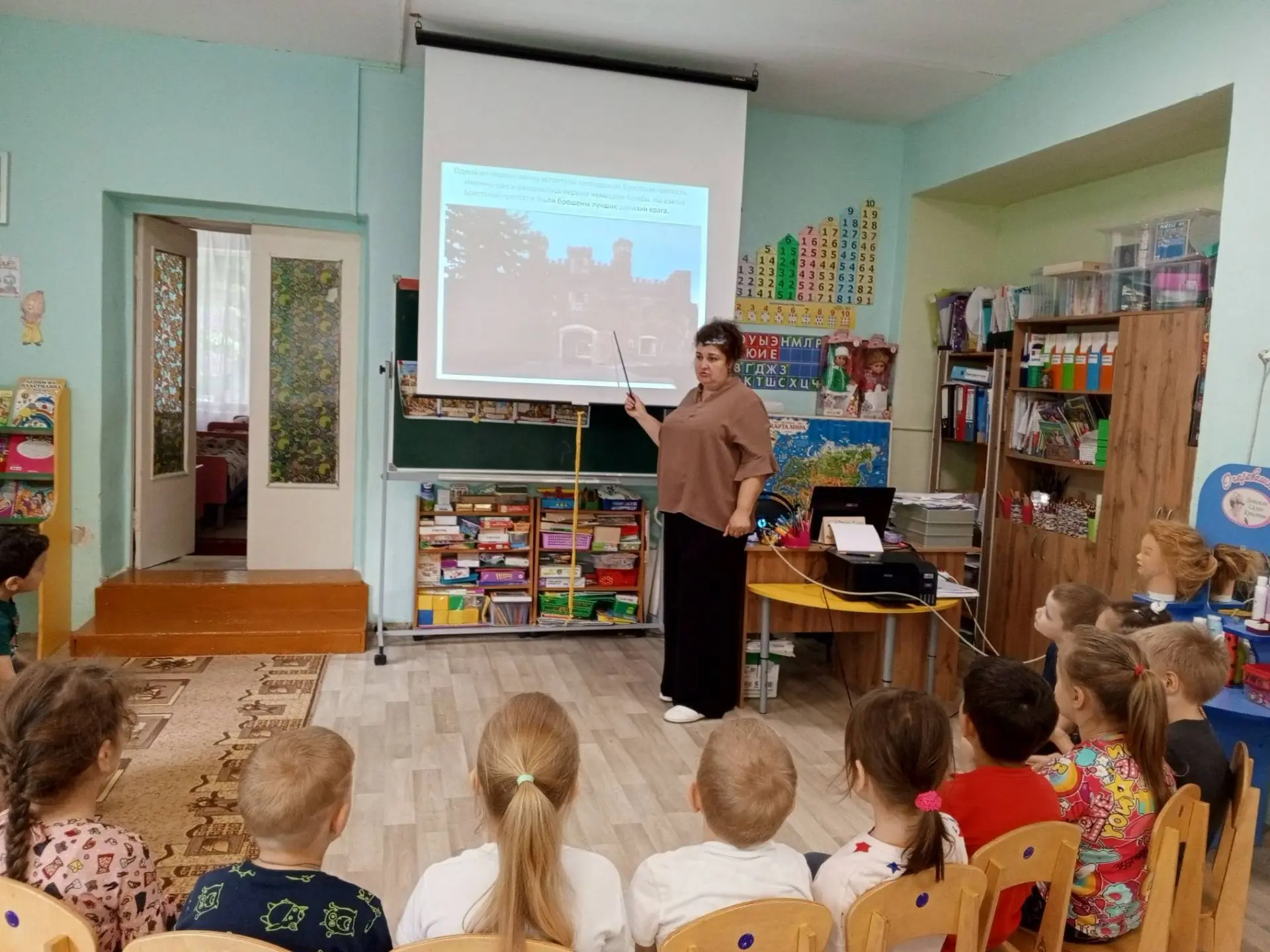 В группе «Пчёлки» прошла беседа, посвящённая Дню памяти и скорби. Ребята узнали о том, как началась 