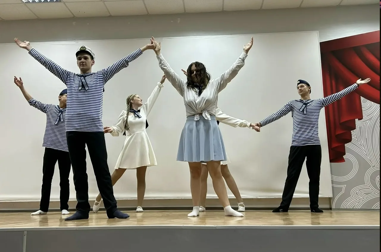 🌸81-я весна ожила в звуках 🎶  💥 В преддверии священного праздника старшеклассники нашей школы устрои