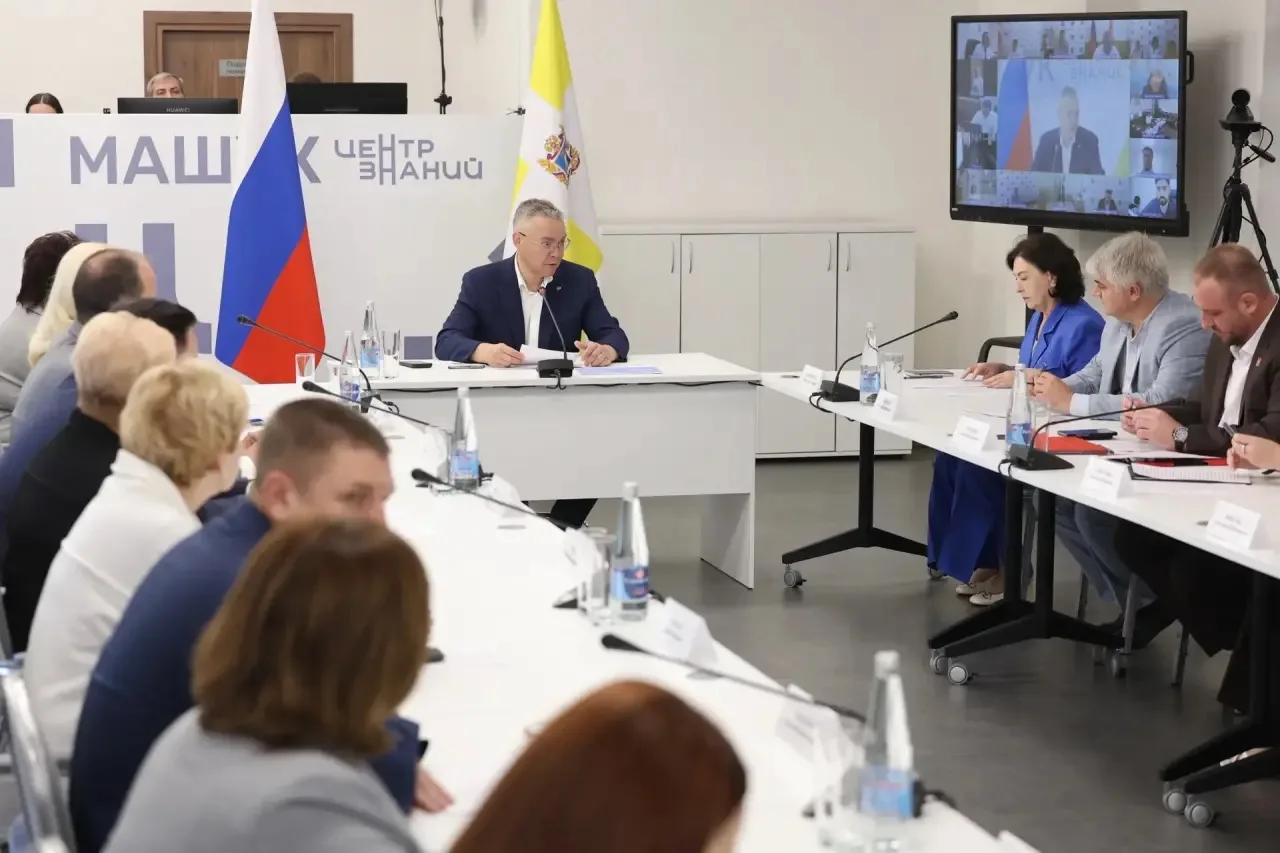 В Центре знаний «Машук» встретился с активистами «Движения Первых» Ставрополья. Говорил...