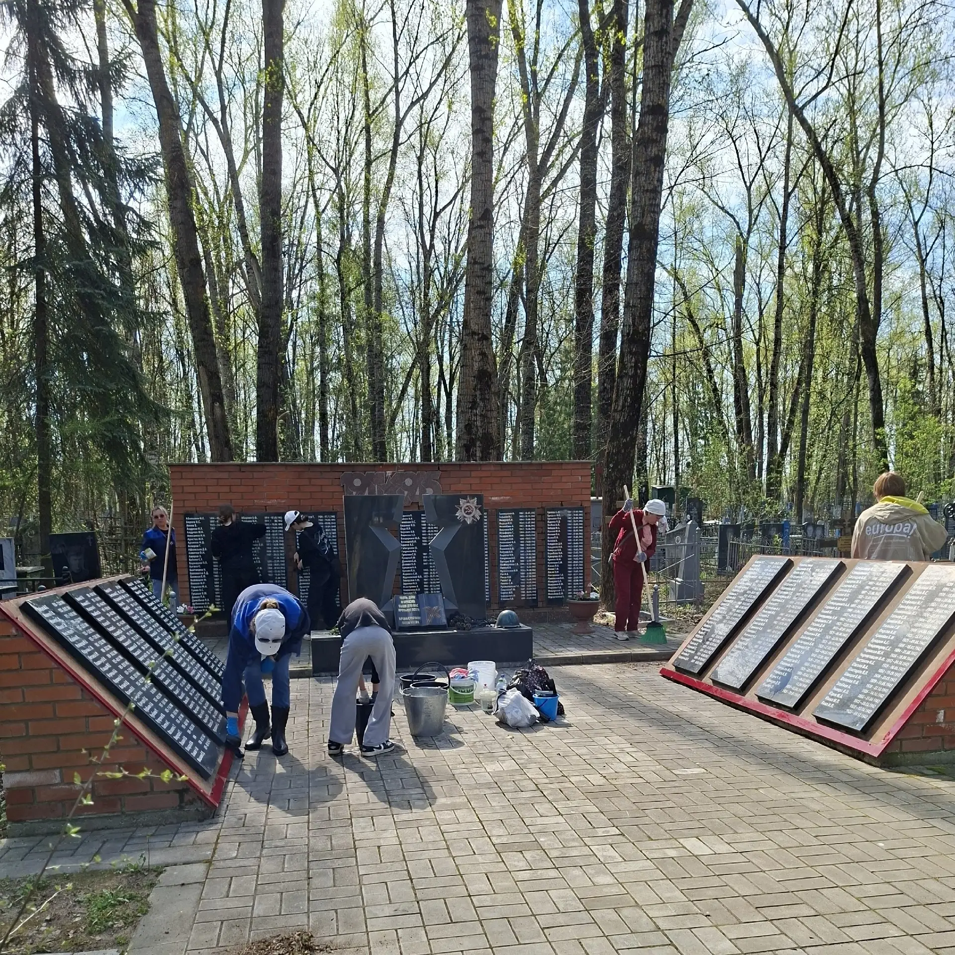В преддверии празднования Дня Победы на Марковском кладбище проведен субботник. В нём приняли участи