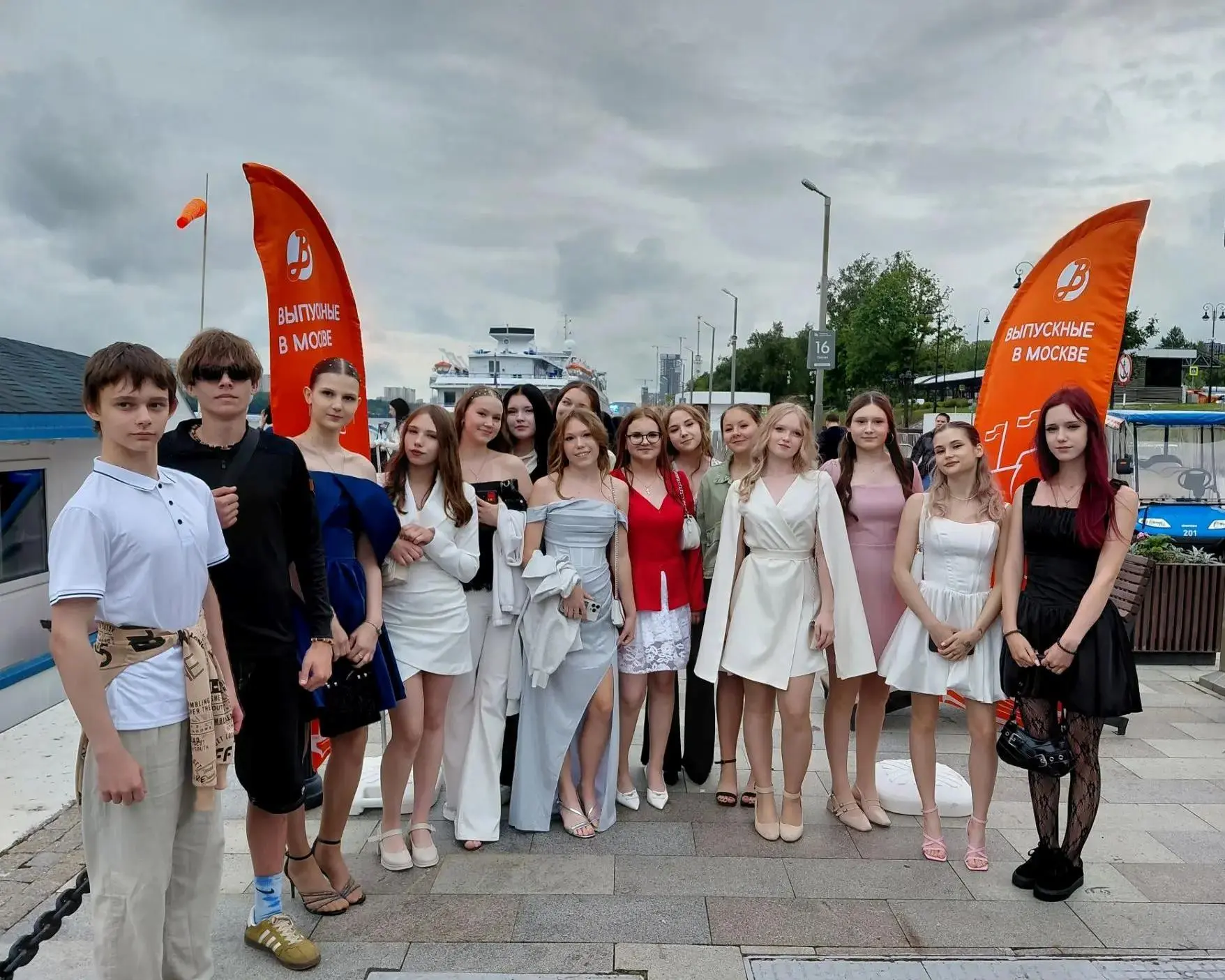 🎒 Пока 9 К покорял Питер, выпускники 9 В класса не теряли времени даром и взяли штурмо...