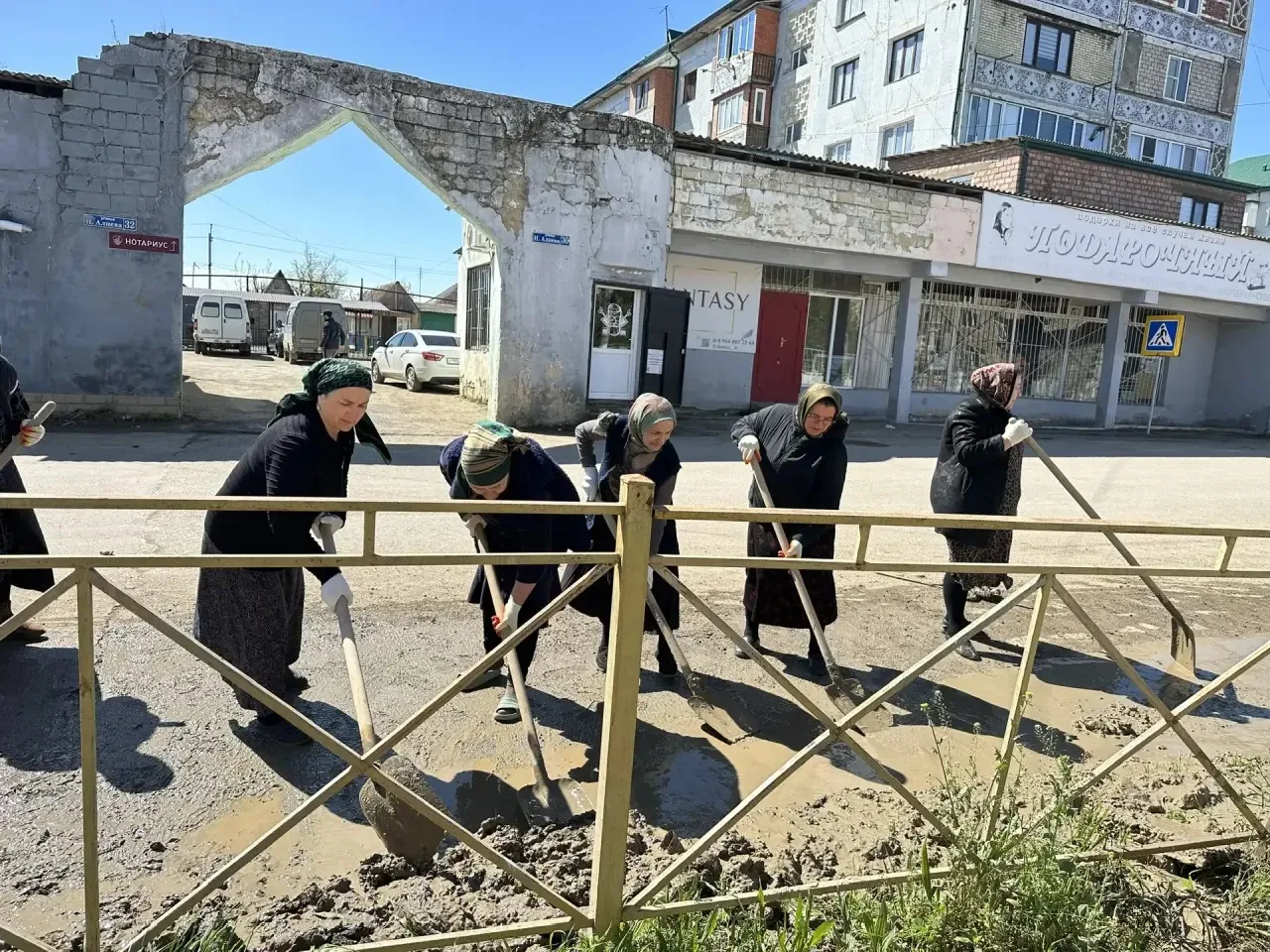Сегодня работники и учителя нашей школы участвовали в общерегиональном  субботники.