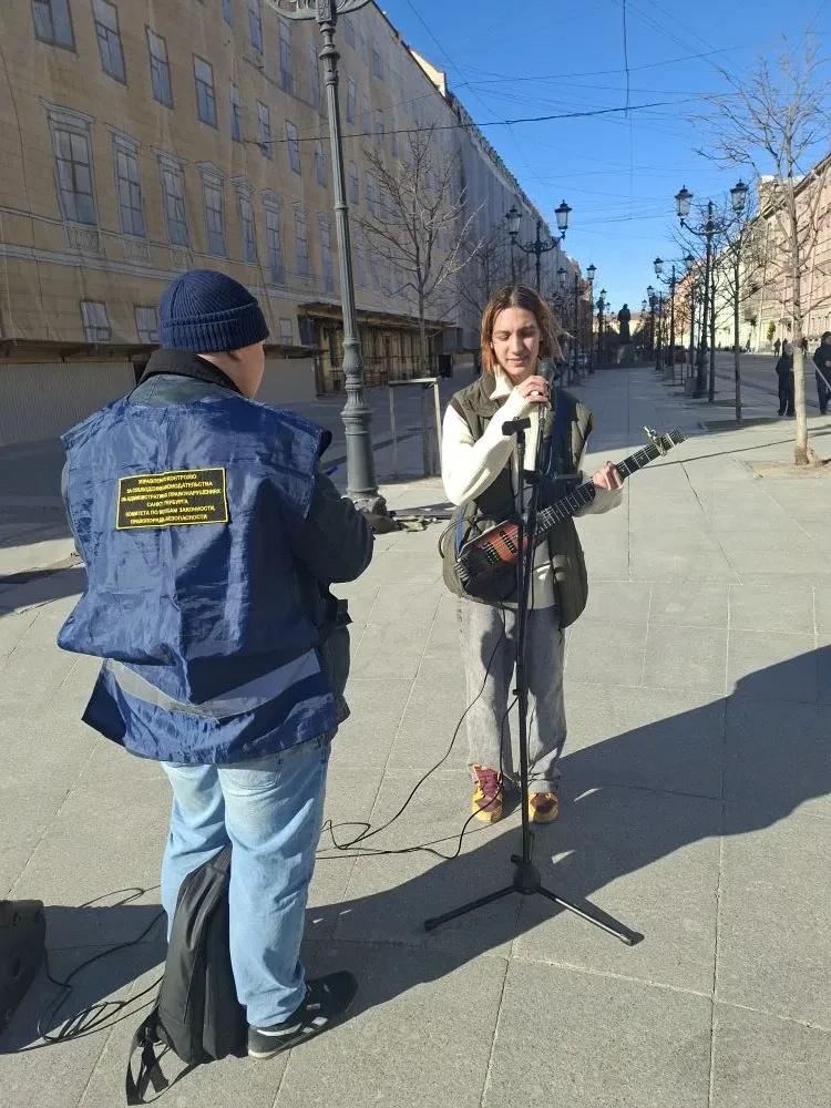 В Петербурге проходят рейды по контролю за уличными выступлениями   🎸 Сотрудники Комитета совместно 
