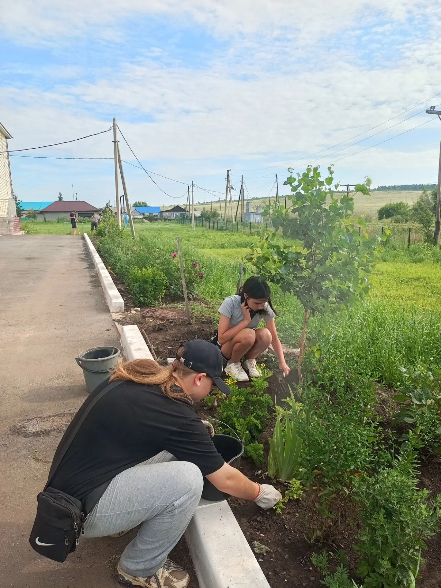 ☀️ Летняя отработка 
на пришкольном 
участке продолжается! 🌿
Обучающиеся 8 класса ежедневно рыхлят 