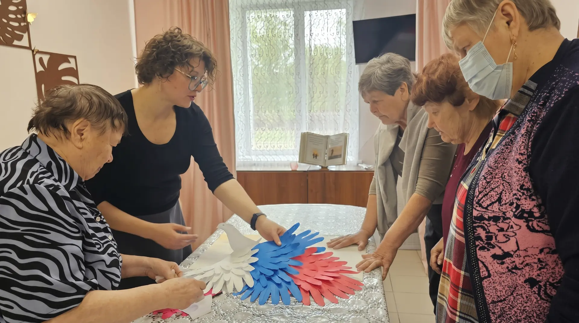 В преддверии Дня России в ОГБУСО «Шебертинский дом социального обслуживания» царила творческая атмос