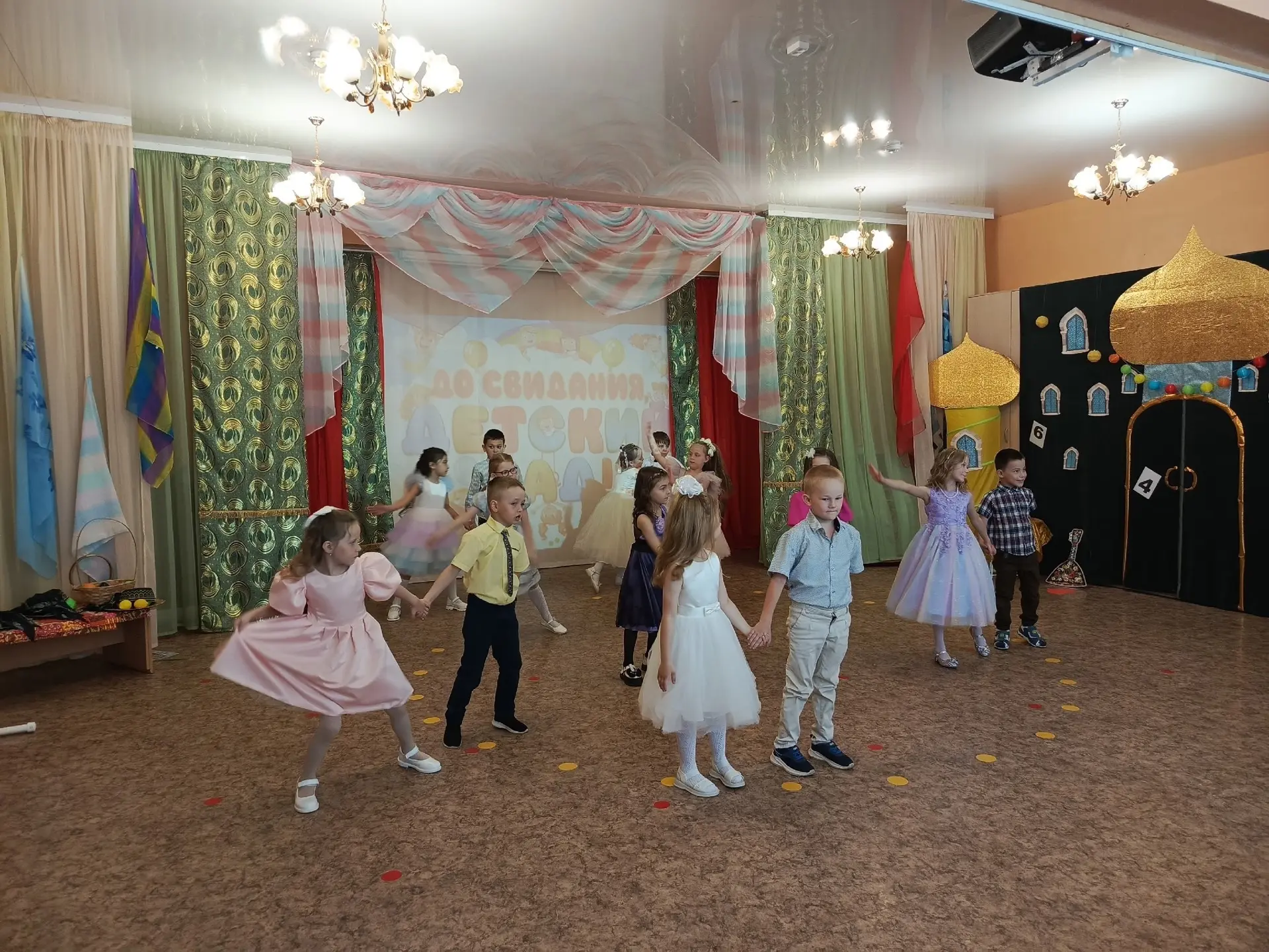 #Школа22 #ТакойДень  ✨ У дошкалят состоялся первый выпускной бал. Наши ребята вместе с Жасмин и Алад