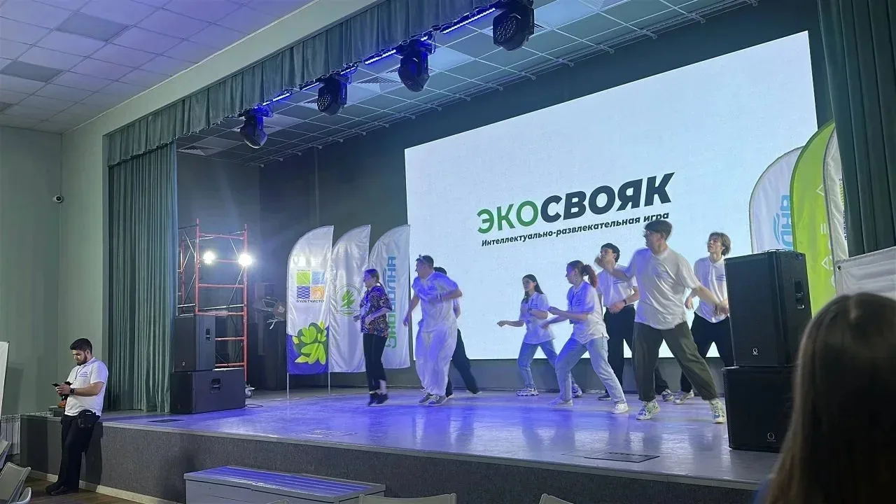 Волонтёры ЗМК на «Эковолне»