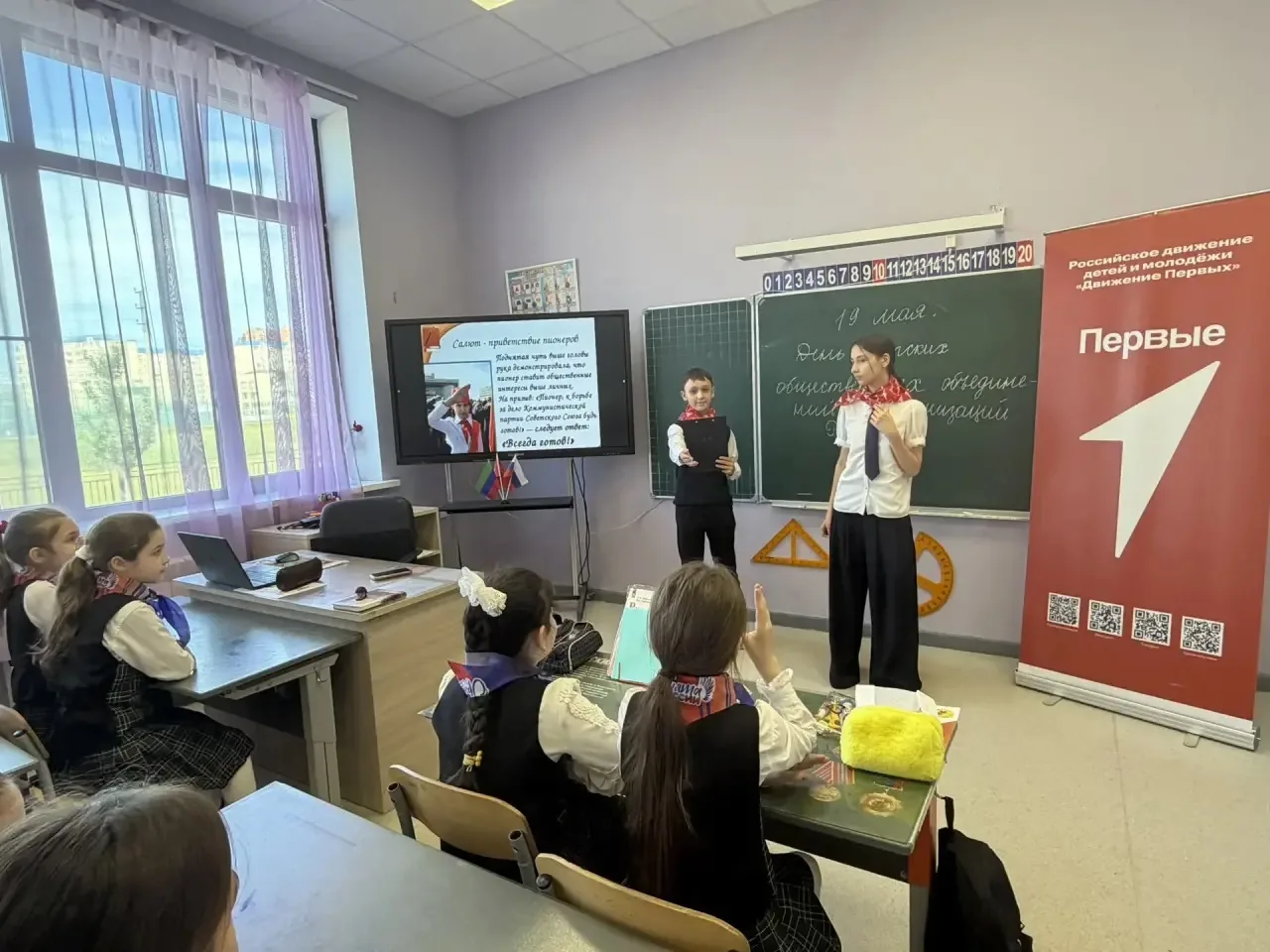 Наши учащиеся , входящие в ученическое самоуправление «Движение первых» совместно с советником дирек