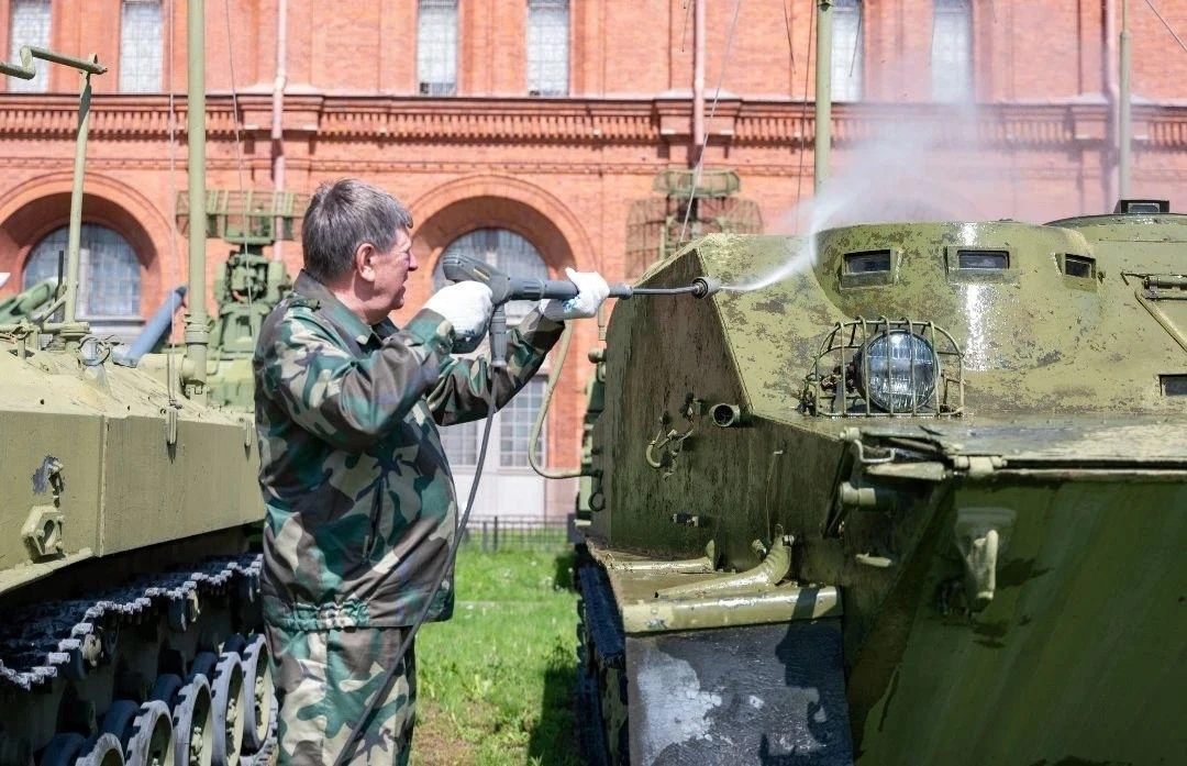 🛡️ Бронетехнику Артиллерийского музея готовят к обновлению