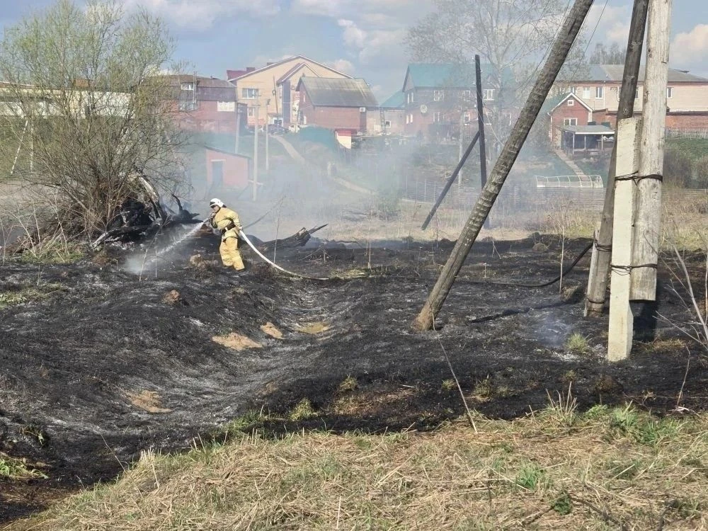 Ландшафтный пожар потушили в Алнашах  6 мая в 15 :11 в службу-112 поступило сообщение о горении трав