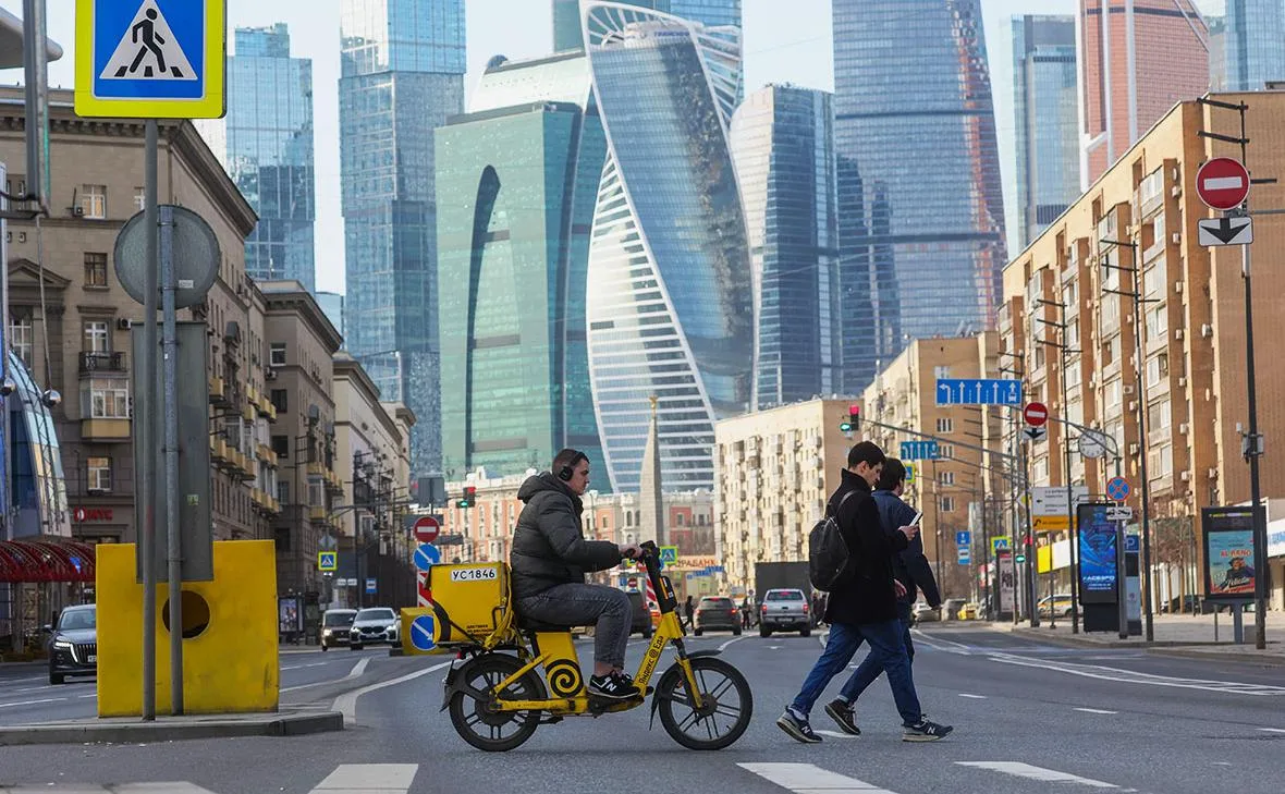 С 15 октября в Москве вводится обязательное тестирование курьеров на знание ПДД и станд...