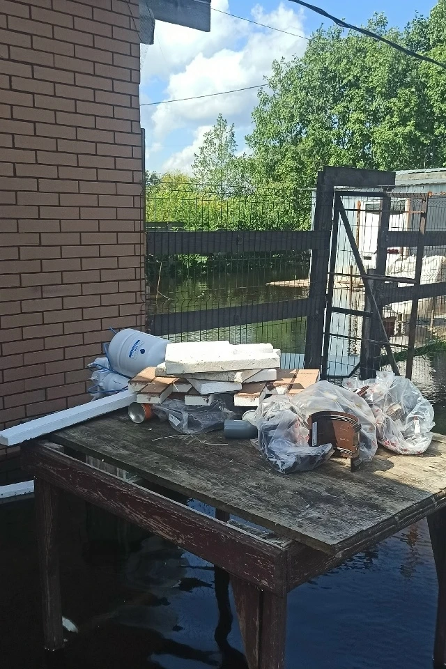 Нас топит паводком,на сегодняшний день уже по окна вода ,а мы оказывается не в статусе ...