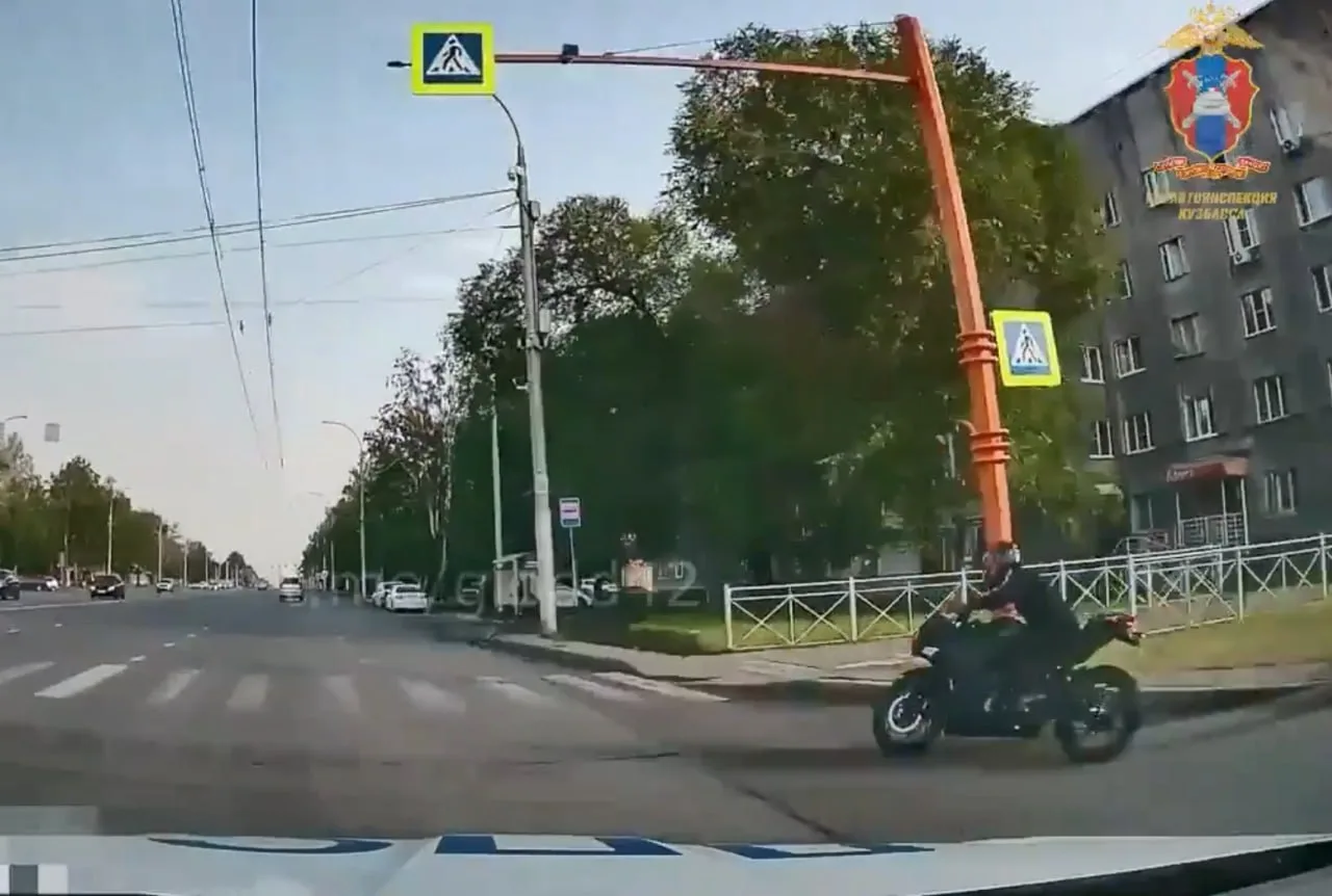 🚔В Кемерове 19-летний водитель электромопеда пытался скрыться от полиции

На улице Терешковой инспе