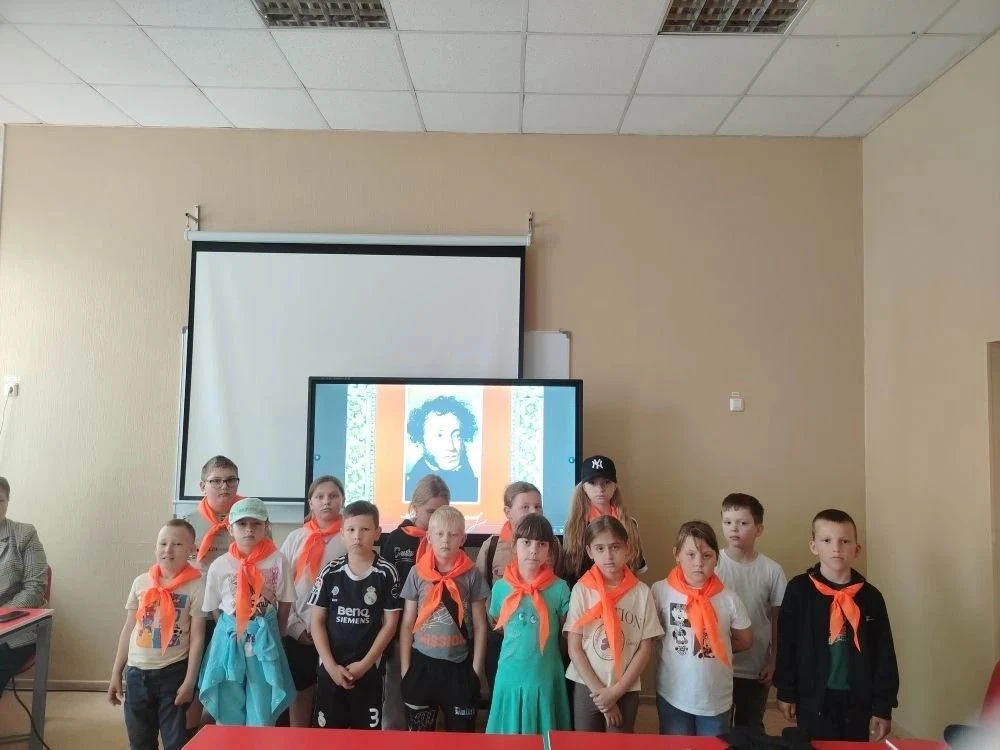 Воспитанники 4 отряда школьного оздоровительного лагеря при МБОУ "Скороднянская СОШ" по...