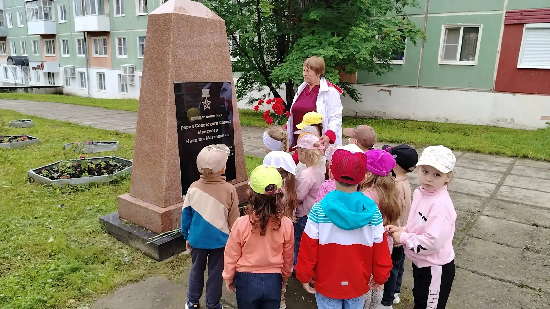 В День памяти и скорби
Зажги свечу свою
Со всеми вместе вспомним
Прошедшую войну.

22 июня День памя